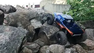 Vanquish VRD Carbon and VS4-10 Hardbody 1:10 crawler