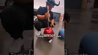 Мужчина проверяет прочность шлемов с помощью кувалды 🪓