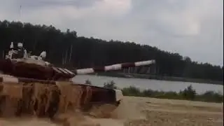 Танковый биатлон в Благовещенске. Танк перевернулся.