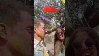 Así es una fiesta Holi en el Templo de Krishna 🙏🏻🪈🎶🕉️🌈🌸🥳 #yoga #meditación