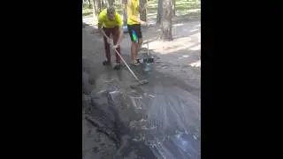 В Детском лагере дети моют асфальт (а то СЭС приедет скоро)