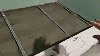 Заливка стяжки и установка маяков с уклонами в душевом поддоне из газосиликатных блоков