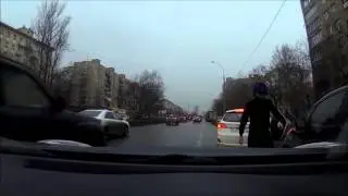 Человек енот, мужик блюет из такси! WTF???