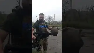 Солдаты ждут автобус в Россию