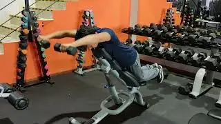 Elevaciones frontales con mancuerna en banco inclinado-JG Trainer