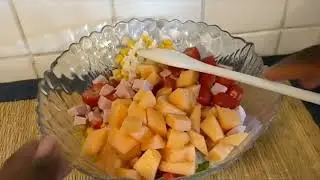 Salade de riz salée et sucrée