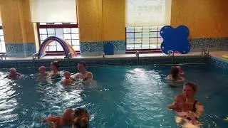 Маленькая Алиса плавает в бассейне