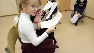 2 класс школы искусств Родник с ремарками работает над басней И. А. Крылова Две собаки.