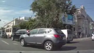 Дама сдавала задом на перекрестке не смотря в зеркала