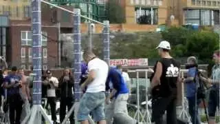 Подтягивания с гирей весом 32 килограма. [DOUBLEPUNCH.RU]