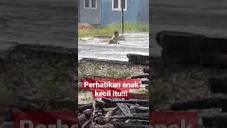Perhatikan!!! anak sekecil itu mandi hujan sendirian tanpa teman 