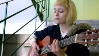 девушка в подъезде очень хорошо поёт