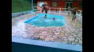 Meninos de Itupeva na Piscina de CUECA