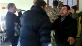 танцуют солдаты и 2 куклки