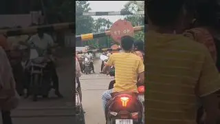 Reverse busy Railgate closing #shorts #train #railway