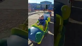 #катаемся_на_качелях #качели #аттракционы  Катаемся с папой на качелях