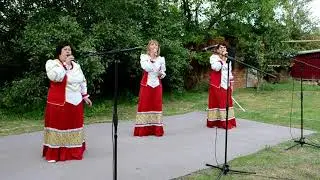 Песня - Луна повисла над околицей.