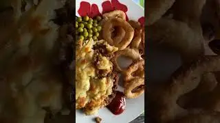 SHEPHERD’S PIE WITH PEAS AND ONION RINGS