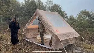 DÜNYA’NIN EN KÜÇÜK ŞİŞME ÇADIRIYLA YAĞMURDA KAMP