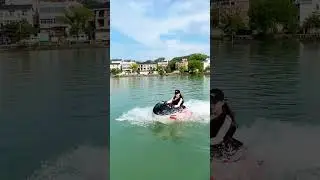 RUSH WAVE  BOAT，The waves are coming out
