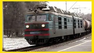 ВЛ80К-388 прямує перегоном з вантажним поїздом