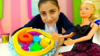 Игры для девочек с Барби: готовим пирожное из пластилина