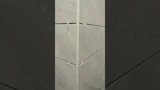 Стройка. Угол из пластика. Санузел плитка.