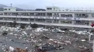 Шокирующее видео о цунами в Японии с заснятым призраком