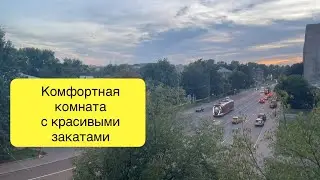 Комфортная комната с красивыми закатами