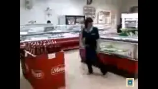 Уборщица магазина Магнит зажигает в торговом зале.
