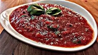 Make pizza sauce yourself like the Italian recipe for the Pizza Napolitana