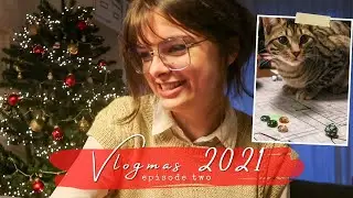 Dungeons, Dragons, Decorations & A Cat 🎅🏻 Vlogmas 2021 🎄 #2