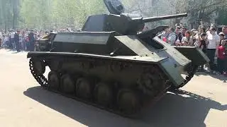 Т-34 по улицам города Уфы. Как заводится танк Т-34.