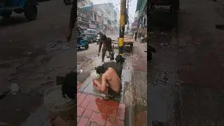bañándose en la calle . La India