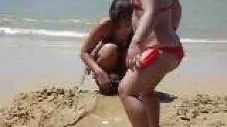 Livia bincando na areia na praia.MOV