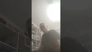 ЗАВЕЖУ ШНУРКИ У СПИНЫ ГОРИЛЫ!!! 