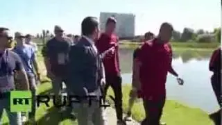 Cristiano Ronaldo le tira el micrófono a un periodista al agua - VIDEO COMPLETO