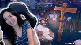 Maya playing Crash Bandicoot but it's painful to watch
