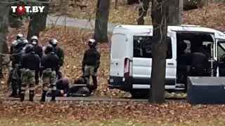Задержанных бьют и грузят в микроавтобус в Минске