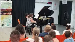 שירי מנגנת בפסנתר