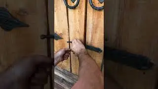 Кованая дверная задвижка под старину