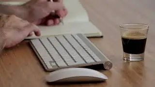 Footage: Hombre escribiendo en el teclado mientras toma cafe 1080p
