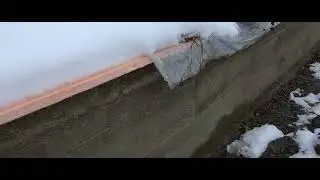 Выпал снег. Фундамент. Температура +2С.