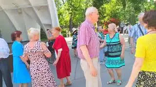 Я и Сара Танцы 🕺🕺🕺 в парке Горького Июнь 2021 Харьков