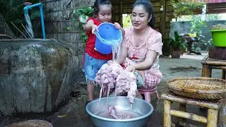 Cute girl chef Siv chhee help mom to make food for dinner - Mother and children cooking