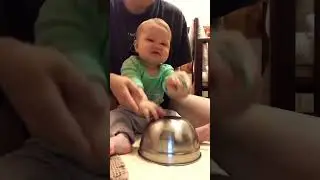 Baby drums/ малышка барабанит 