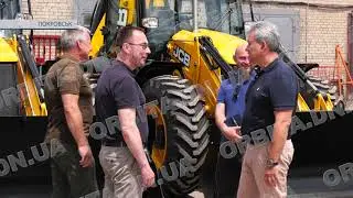 Техніка для громад Донеччини. Донецька ОВА передала самоскиди і трактори