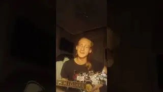 парень сыграл песню на гитаре