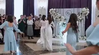 Невеста очень красиво исполнила ГрузинскийТанец