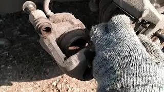 Замена передних тормозных колодок на KIA SPECTRA.